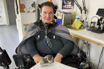 Flöha wird zur Silberstadt: Mineralienschau rückt das vielseitige Edelmetall in den Mittelpunkt - Mineraliensammler Tonik Güttler aus Eppendorf mit einer seltenen Silberstufe.
