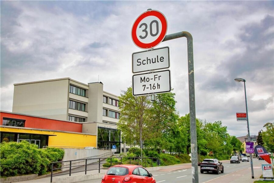 Flöha: Zusätzliches Tempo-30-Schild gegen die Abbiege-Ausrede - Das neue Wiederholungsschild weist kurz nach der Einmündung der Heinrich-Heine-Straße auf die Tempo-30-Strecke vor der Oberschule Flöha-Plaue hin. Es wurde bereits im April aufgestellt. 