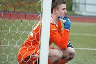 Flöhaer ärgern Titelaspiranten - Oliver Zimmermann hielt in der Schlussphase zwei Elfmeter. Erst kratzte der TSV-Keeper den Ball aus der rechten Ecke. Im zweiten Versuch hatte er auf der linken Seite wieder den richtigen Riecher.