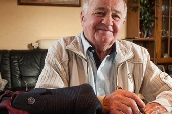Flöhaer Bäcker wird mit Goldenem Meisterbrief geehrt - Der gute Anzug liegt bereit: Bäckermeister Adolf Hübner aus Flöha erhält den Goldenen Meisterbrief.