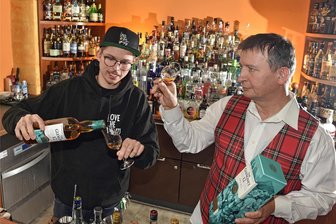 Flöhaer Bar-Profis Felix und Tilo Erdmann schenken im Wasserschloss Klaffenbach Wasser des Lebens aus - Felix und Tilo Erdmann von der Bar Academy Flöha packen die Whisky-Variationen für die Genussmesse in Klaffenbach. Vorab wird die neueste Kreation des Wässerchens der weltweit ältesten Produzenten aus Anlass des 200-jährigen Bestehens Destillerie verkostet.