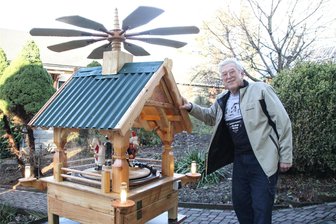 Flöhaer baut lebensgroße Außenpyramiden und verschenkt sie - Werner Vogel mit seiner neuesten Pyramide, die er seiner Tochter schenkte.