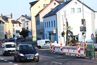 Flöhaer brauchen gute Nerven: Bauarbeiten an der Umgehungsstraße führen zu langen Staus - In Flöha wird bis Ende September gebaut. An der Baumwoll-Kreuzung ist die Auffahrt auf die Umgehung gesperrt.