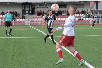 Flöhaer Coach hadert mit Schiris - Die Fußballer des TSV Flöha,  am Ball Robin Klinner, haben in Stollberg eine bittere 2:3-Niederlage quittieren müssen.