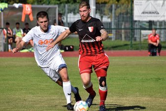 Flöhaer Erfolgscoach kehrt nicht auf die TSV-Bank zurück - Co-Trainer Tom Göckeritz (r.) betreut den TSV Flöha am Sonntag gegen Oberlungwitz. Foto: Tom Schirmeister/Archiv