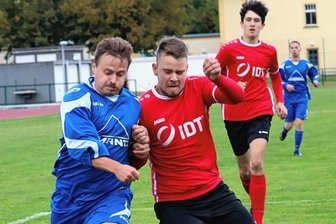Flöhaer erwartet Wundertüte - Dennis Baude (l.), hier im Zweikampf mit Annabergs Moritz Lang, und der TSV Flöha sind am Wochenende im Vogtland gefordert. Auf sie wartet die Wundertüte vom VfB Auerbach II. 