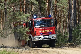 Flöhaer Feuerwehr hilft bei Waldbrand in der Gohrischheide - Zwei Kameraden der Freiwilligen Feuerwehr sind bei Zeithain mit im Einsatz (Symbolfoto).