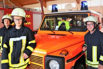 Flöhaer Feuerwehr stellt Weichen für die Zukunft - Kevin Futterleib, Simeon Schellenberger und Louis Pöhland (v. l.) sind aus dem Nachwuchs in den aktiven Dienst aufgestiegen. Zur operativen Abteilung gehören insgesamt 72 Kameradinnen und Kameraden.