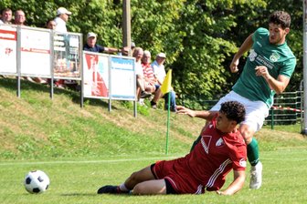 Flöhaer Fußballer hoffen vor dem Derby auf Unterstützung von oben - Bei der jüngsten Niederlage in Lichtenberg agierten die Flöhaer Kicker um Björn Lässig, hier im Duell mit SVL-Spieler Pascal Schink, ohne echten Auswechselspieler.