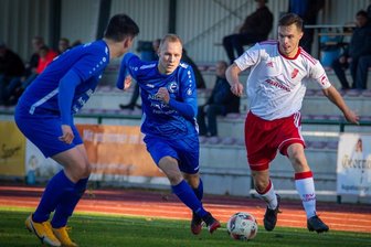 Flöhaer im richtigen Moment zur Stelle - Clevere Gastgeber: Flöhas Paul Schreiter lässt sich hier von den Frankenberger Jannik Schenk (M.) und Uli Ludwig nicht stoppen. Am Ende setzte sich der TSV verdient mit 3:1 durch.