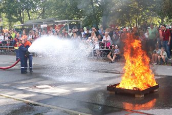Flöhaer Kameraden lüften ein großes Geheimnis - Die Jugendfeuerwehr Flöha bot zum Fest eine Schauvorführung.