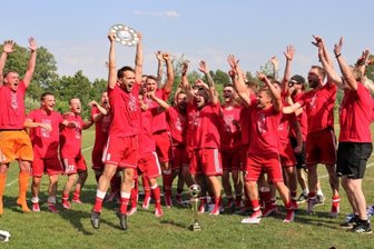 Flöhaer Kicker am Ziel ihrer Wünsche - "Die Nummer eins im Kreis sind wir!": Die Fußballer des TSV Flöha konnten am Sonntag nach dem 3:0-Sieg beim SV Wacker Auerswalde die Meisterschaft in der Mittelsachsenliga feiern. 