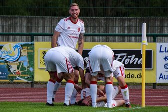 Flöhaer Kicker feiern erfolgreich ihre Abschiede - Routinier Max Dietel (liegend) wird nach seinem Siegtreffer gegen Limbach-Oberfrohna von seinen Mitspielern ordentlich gefeiert.