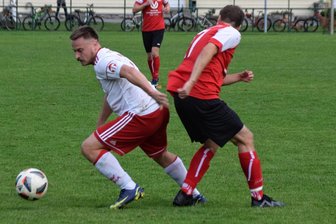 Flöhaer Kicker gehen mit Rumpfkader ins Abstiegsduell - Möchte auch gegen Meerane wieder treffen: Dennis Baude (l.), hier im Spiel gegen Oberlungwitz, in dem er den 2:2-Endstand erzielte.