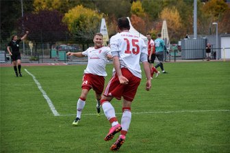 Flöhaer Kicker melden sich eindrucksvoll zurück - Florian Berger (h.) stürmt jubelnd auf Torschütze Markus Zamzelli zu, der gerade das 1:1 gegen Oberlungwitz erzielt hatte.