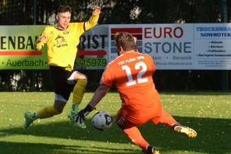 Flöhaer Kicker möchten die „Schmach von Auerbach“ tilgen - Auerbachs Florian Kay Bochmann im Hinspiel auf dem Weg zum 13:0. TSV-Schlussmann Pascal Clauß, der damals Oliver Zimmermann im Tor vertrat, wird an diesen Tag wohl keine guten Erinnerungen haben.