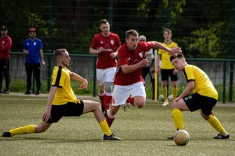 Flöhaer Kicker schaffen Wiedergutmachung für die „Schmach von Auerbach“ - Auf den Routinier ist Verlass: TSV-Stürmer Christopher Martin (M.) rückte von der zweiten Mannschaft nach oben und hatte laut Trainer Christian Schulze einen entscheidenden Anteil am Flöhaer Heimsieg.