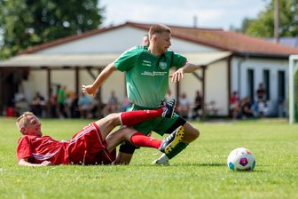 Flöhaer Kicker siegen am Ende noch standesgemäß - Die Conradsdorfer Kicker um Robert Beer (r.) standen im Test gegen den TSV Flöha zwar in der Abwehr gut, konnten aber offensiv kaum Akzente setzen. Hier wird der CSV-Angreifer vom Flöhaer Mario Lang gestoppt.