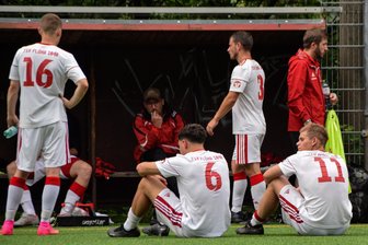 Flöhaer Kicker wachen im Kellerduell zu spät auf - Enttäuschung bei den Flöhaern nach dem verlorenen Spiel in Auerhammer.