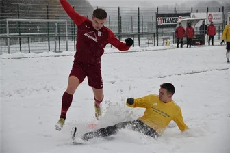 Flöhaer Kicker zuhause kalt erwischt - Stand gegen Mülsen erneut in der Startelf: Flöhas Youngster Louis Frenzel (l.), der hier aber per Grätsche gestoppt wurde.