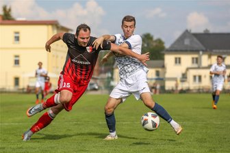 Flöhaer Kicker zuhause mit Köpfchen - Nicht zu halten: Der Flöhaer Markus Zamzelli (l., hier in einem früheren Spiel), brachte sein Team am Sonntag mit zwei Treffern auf die Siegerstraße. Foto: Hendrik Jattke/Archiv