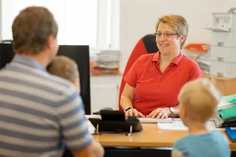 Flöhaer Kinderärztin schlägt Alarm: Sachsens Kinder können immer weniger - Bei der Vorsorgeuntersuchung U9 bespricht Cornelia Katzorke die Entwicklung ihrer kleinen Patienten. Die Ärztin aus Flöha stellt dabei immer größere Defizite fest.