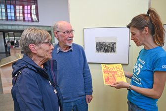 Flöhaer Kunstbahnhof: Hier kommen Kulturliebhaber aus Nah und Fern an - Aus dem Münsterland: Cordelia Balzer-Ickert und Hans-Georg Balzer, werden von Mary-Ann Bellmann, Volunteer, begrüßt.