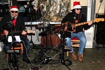 Flöhaer machen ihren Bahnhof zur Partyzone: Wiedersehensfreude bei Livemusik und Glühwein - Das Duo "Whisky Blues & Coffee" spielte bei der Party in der Bahnhofshalle in Flöha Livemusik.