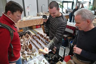 Flöhaer Mineralienschau präsentiert geologische Schätze - Zur Mineralienschau in Flöha war auch der Dresdner Mick Rohde (Mitte) angereist, im Bild beim Fachsimpeln mit Sammlern.