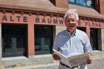 Flöhaer Ortschronist schreibt berühmtes Oster-Gedicht um - Lothar Schreiter hat Goethes berühmtes Gedicht zum Osterspaziergang adaptiert: passend zur Coronakrise. Das Foto zeigt ihn im März 2020 mit seine neuen Buch über die Baumwolle Flöha .