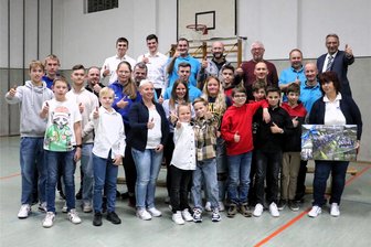 Flöhaer Stadtoberhaupt ehrt Deutschen Meister - Oberbürgermeister Volker Holuscha (hinten rechts) freut sich darüber, dass es in den Flöhaer Vereinen nach wie vor engagierte Sportler, Trainer und Übungsleiter gibt.