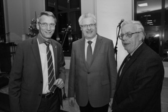 Flöhaer Stadträte ehren verstorbenen Politiker - 2018 haben sich Eberhard Krause (r.) und Kantor Ekkehard Hübler ins Ehrenbuch eingetragen