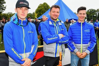 Flöhaer stellen Top-Favoriten - Lucas Fischeder, Teamchef Marcus Kehr und Jeremy Sydow (von links) fiebern dem Saisonstart in der Deutschen Enduromeisterschaft entgegen. Das Ziel: der vierte Titel in Serie für das Sherco-Team. 