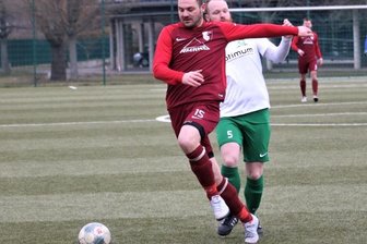 Flöhaer stoppen spielstarke Gäste - Durchgesetzt: Der TSV Flöha, hier mit Markus Zamzelli (l.), feierte im ersten Test gegen den FSV Klaffenbach einen 1:0-Erfolg. 