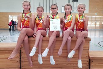 Flöhaer Turnerinnen holen Silber bei Bezirksmeisterschaft - Hannah Börner, Isabella Uhlig, Laura Hötzel, Lilly Jolien Hartmann, Maja Wagner (v. l.) freuten sich über die Silbermedaille bei den Bezirksmeisterschaften im Geräteturnen.