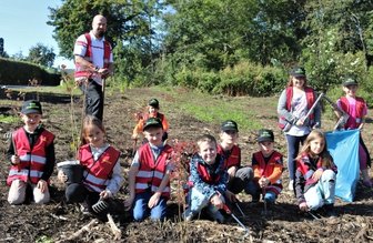 Flöhaer zeigen ein Herz für die Natur - Michael Frenzel (links hinten stehend) packte mit den Mädchen und Jungen an, die in der Grundschule Friedrich Schiller Flöha das Ganztagesangebot "Junge Helfer" besuchen. Die Grundschüler waren mit viel Begeisterung dabei.
