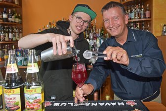 Flöhas Bar-Spezialisten und drei Tipps gegen den Kater am Neujahrsmorgen - Felix und Tilo Erdmann haben auch 2024 verschiedene Cocktails kreiert, sie haben Tipps für ein stärkendes Neujahrsgetränk.