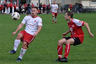 Flöhas Fußballchef: Chancen stehen bei 10 Prozent - Das Grün im Auenstadion wird TSV-Stürmer Dennis Baude (l.) erst im Mai wiedersehen, da der Rasenplatz turnusmäßig gesperrt ist.
