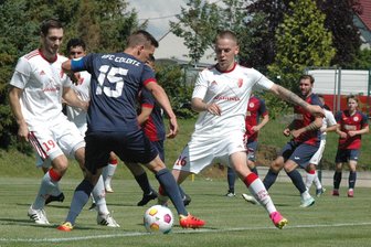 Flöhas Fußballer starten torreich in die Vorbereitung - Gelungener Auftritt: Flöhas Dominik Ney (l.) und Robin Klinner (r.) setzen den Colditzer Kapitän Jonas Walther unter Druck.
