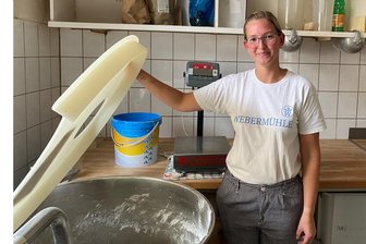 Flöhas jüngste Stadträtin bäckt nicht nur kleine Brötchen - Sie ist in der Bäckerei praktisch aufgewachsen und fühlt sich hier wieder zuhause: Paula Walthelm arbeitet seit 2020 als Quereinsteigerin hier. Seit kurzem ist sie Stadträtin und führt die CDU-Fraktion.