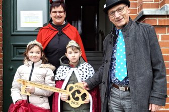Flöhas Kinderprinzenpaar übernimmt das Rathaus – OB Holuscha gibt Schlüssel ab - Das Kinderprinzenpaar Mia und Levi übernahm von OB Volker Holuscha (v .l.) sehr zur Freude von Doris Hauser (hinten) den Rathaus-Schlüssel.