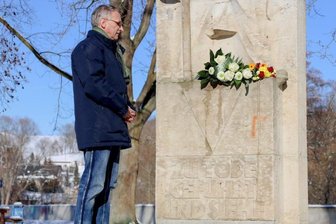 Flöhas Oberbürgermeister Holuscha gedenkt der Opfer des Nationalsozialismus - Anlässlich des 76. Jahrestages der Befreiung des Konzentrationslagers Auschwitz-Birkenau hat Flöhas OB Volker Holuscha am Mittwoch ein Blumengebinde am Ehrenmal der Opfer des Faschismus in Flöha niedergelegt.
