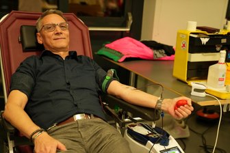 Flöhas Oberbürgermeister wirbt aktiv für die Teilnahme an Blutspendenaktion - Oberbürgermeister Volker Holuscha war am Dienstag in Flöha einer von 139 Blutspendern.