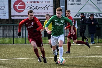 Flöhas Trainer sauer: „Gute Besserung für den Schiribeobachter“ - Auf Augenhöhe: Die Flöhaer um Christopher Ney (l.) hielten mit dem Tabellenzweiten Thalheim spielerisch 90 Minuten lang mit.