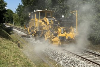 Flöhatalbahn: Ab Montag für zwei Wochen Schienenersatzverkehr zwischen Grünhainichen-Borstendorf und Olbernhau-Grünthal - Zum Abschluss der Arbeiten muss der Schotter von einer Gleisstopfmaschine wieder festgeklopft werden.