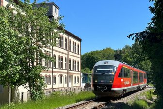 Flöhatalbahn: längere Sperrung und Ersatzverkehr wegen Bauarbeiten - Eine Regionalbahn nach Chemnitz am Bahnübergang Dörfelstraße in Olbernhau.