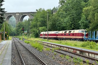 Flöhatalbahn: Moderne Technik soll für mehr Sicherheit und Komfort bei der Zugsteuerung sorgen - Als erster Bahnhof der Flöhatalbahn soll Hetzdorf mit einem Elektronischen Stellwerk ausgerüstet werden. Das erfordert auch einen Neubau aller Signale und Weichensteuerungen. Davon profitiert der wieder etablierte Schienengüterverkehr auf der Strecke.