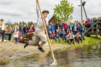 Flößer feiern in Muldenberg ihr neues Weltkulturerbe - Mut hat Max Kirchner am Donnerstag bewiesen. Der Zwölfjährige setzte zum legendären Flößersprung an.