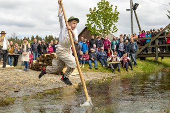 Flößer, Rhododendron, Musikwinkel: Was zum Auftakt der Festsaison im Vogtland los ist - Beim Flößerfest 2023 setzte der zwölfjährige Max Kirchner zum Flößersprung an. Am Himmelfahrtstag und am Samstag wird in Muldenberg Flößerfest gefeiert.