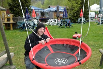 Flohmarkt, Autotreffen, Souvenirs: Wie ein Imbiss mehr Leben an die Göltzschtalbrücke bringt - Imbiss-Betreiber Maximilian Zachäus hat am Biergarten den kleinen Spielplatz mit Nestschaukel und Spielhaus auf Vordermann gebracht. Bei Besuchern mit kleinen Kindern kommt das prima an.